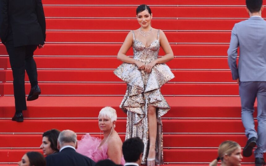 Brasileira Isabela Simões rouba cena com look glamuroso em Cannes