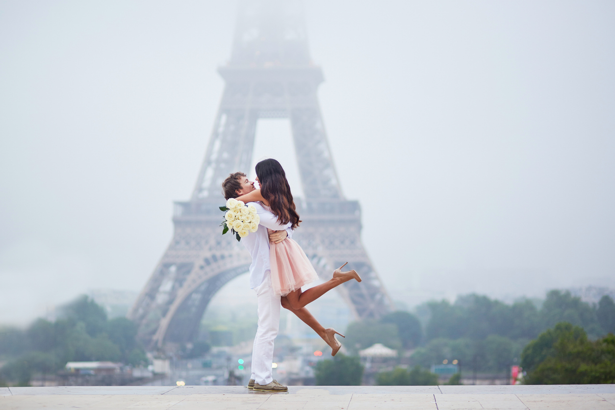 Casal romântico juntos em Paris