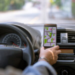 Motorista que usa navegação GPS no celular enquanto dirigia carro