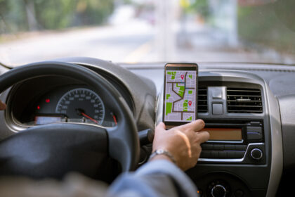Motorista que usa navegação GPS no celular enquanto dirigia carro