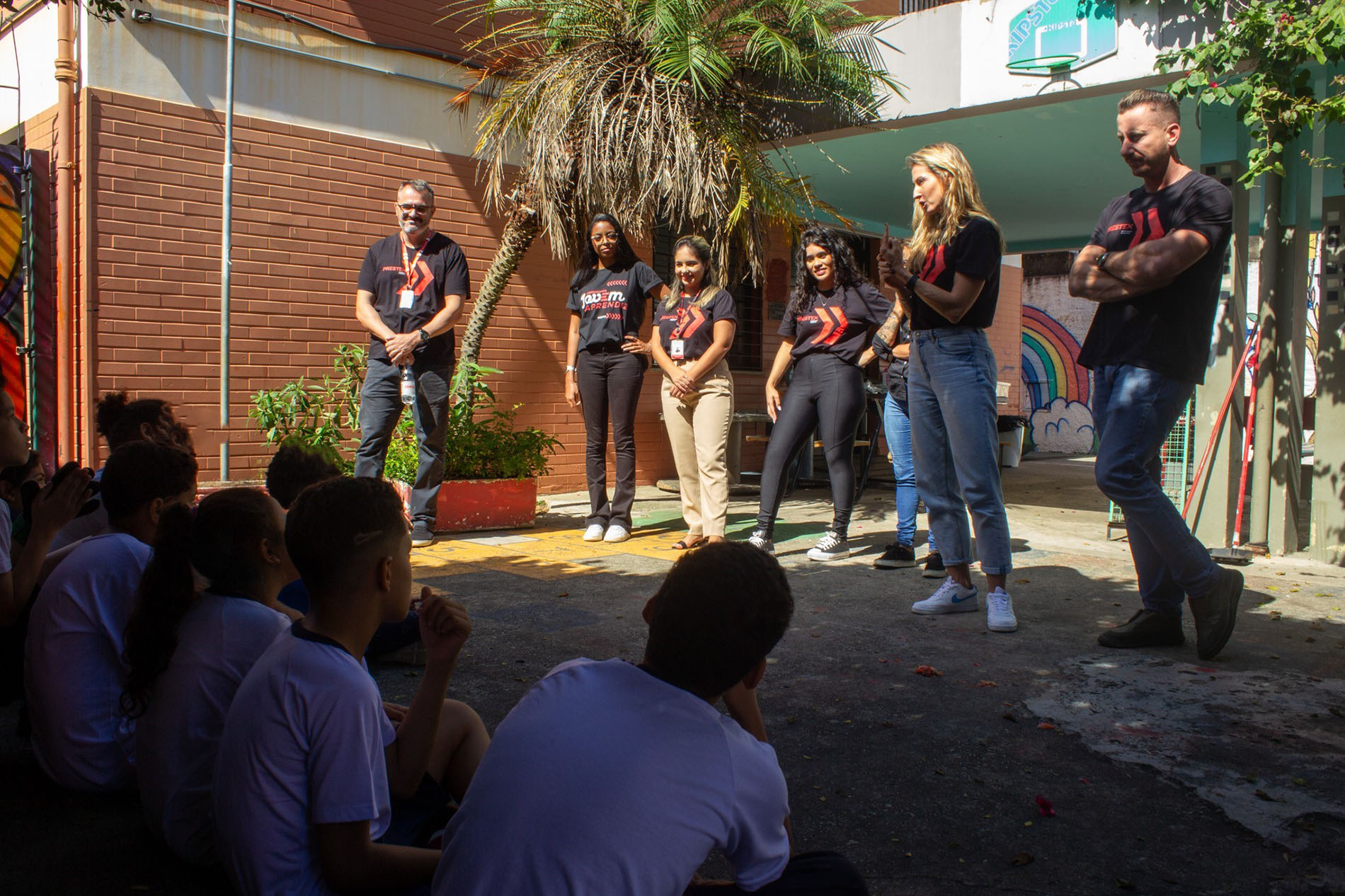 Colaboradores da Prestex em ação social de Páscoa na Casa Da Criança E Do Adolescente De Santo Amaro