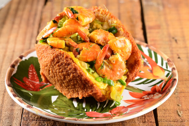 Bolinho de acaraje feito com massa de feijão-fradinho, camarão, cebola e sal, e frito em óleo de palma da culinária baiana típica brasileira