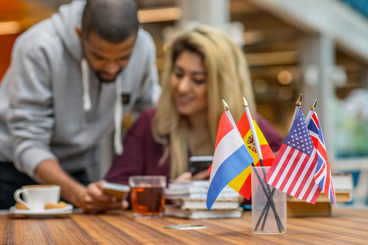 bandeiras pequenas de vários países em cima de uma mesa