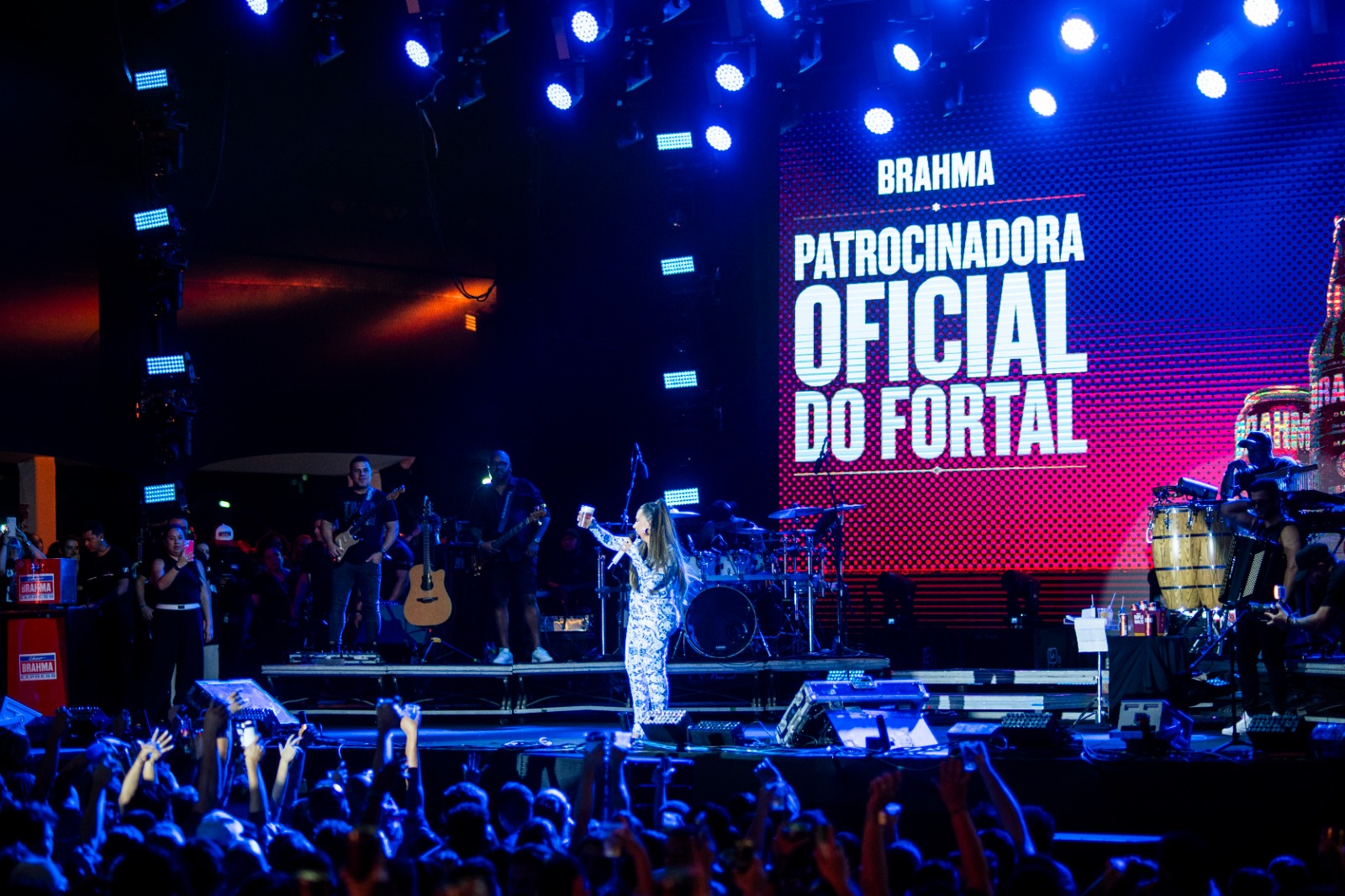 Simone Mendes faz brinde com Brahma em show no Fortal