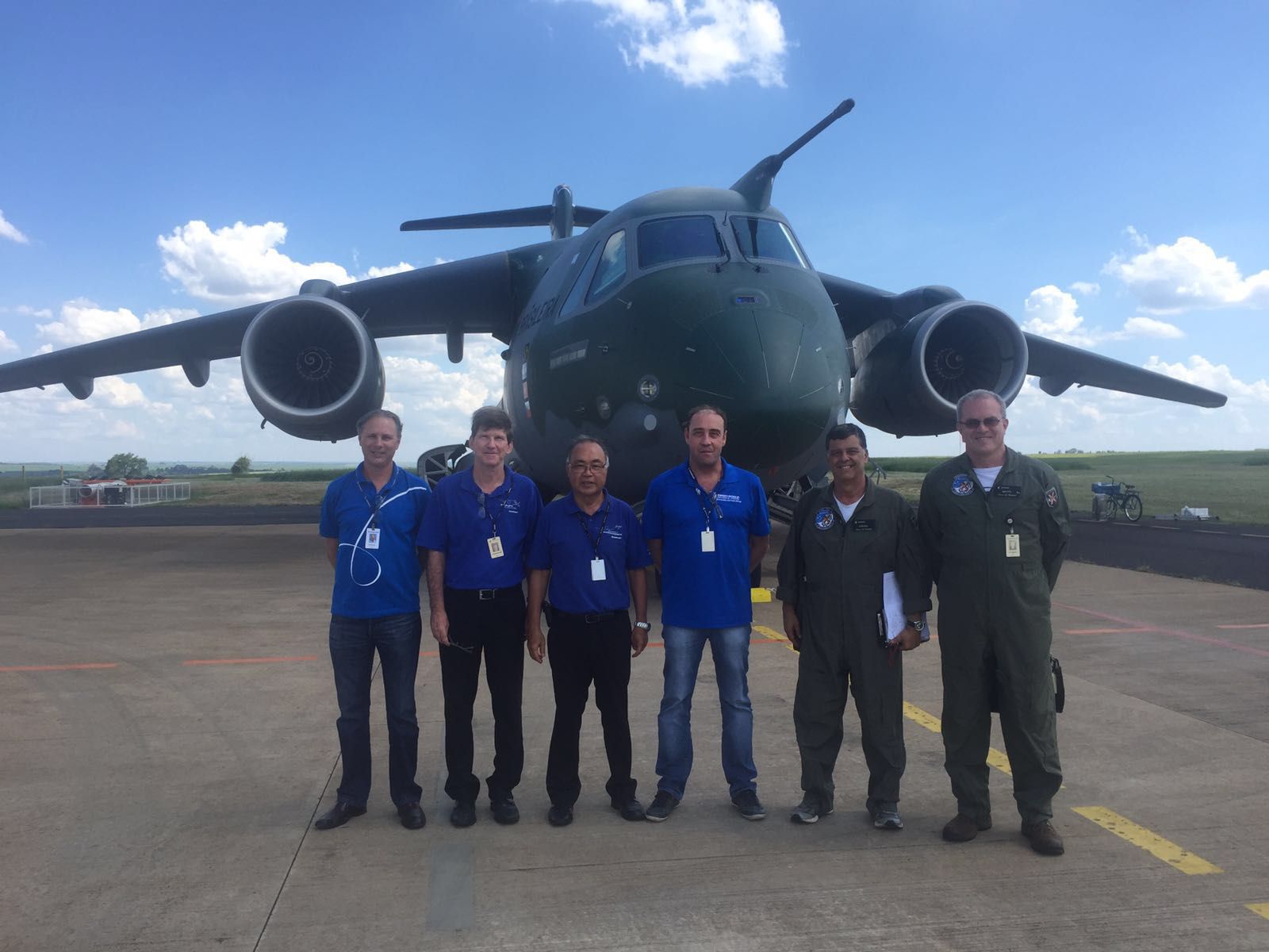 Emílio Matsuo é O Terceiro, Da Equerda Para Direita, Com A Equipe Da Embraer