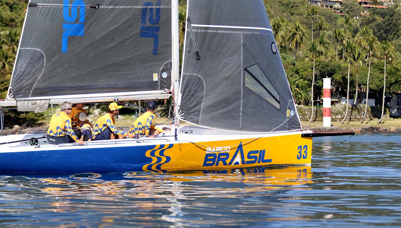 Barco Brasil disputa Brasileiro de HPE25 em Ilhabela (SP)